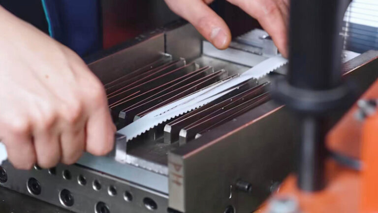 Perforador de dientes de correa de distribución